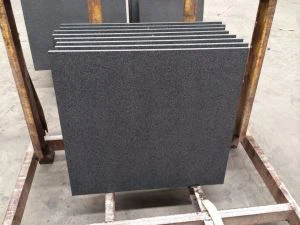 Absoluta svart flammade och borstad granit plattor för väggbeklädnad