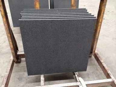 Absoluta svart flammade och borstad granit plattor för väggbeklädnad