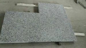 Luna pärlvita och ljusgrå granit countertops, med bruna eller vita skåp