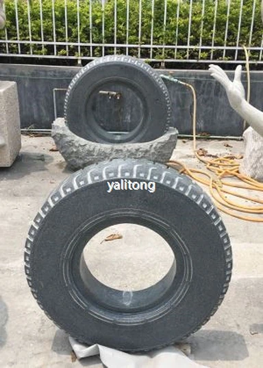 Mörk grå sten skulptur