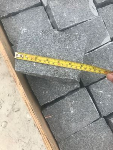 Mörkgrå granitkubsten