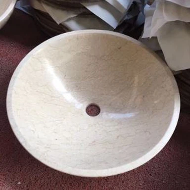 Soligt gult marmorbadrum