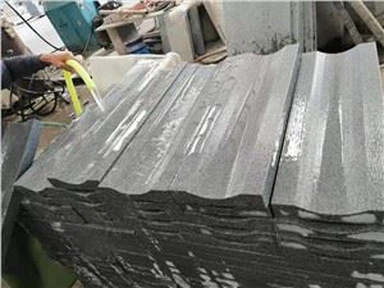 Ljusgrå avloppsskydd i granit